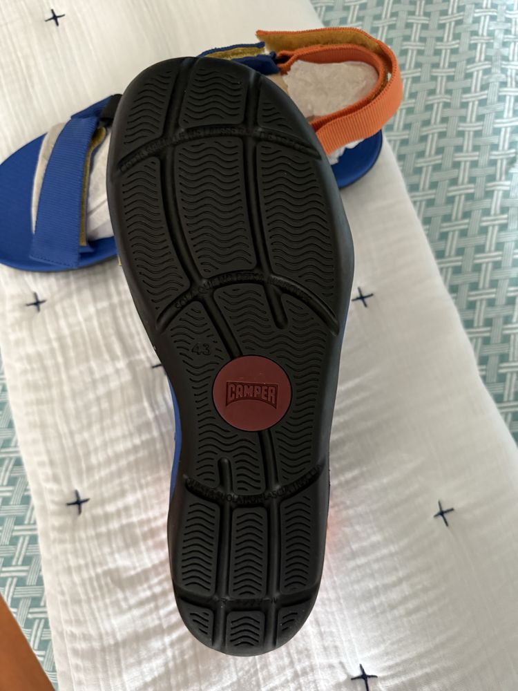 Продавам чисто нови сандали Camper