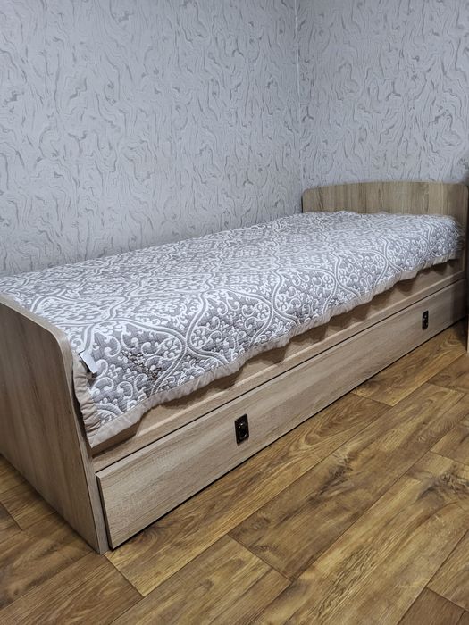 Продаётся кровать односпальные 90 см на 200 см