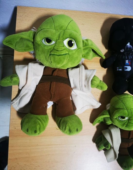 Vând jucării personaje celebre stare foarte buna