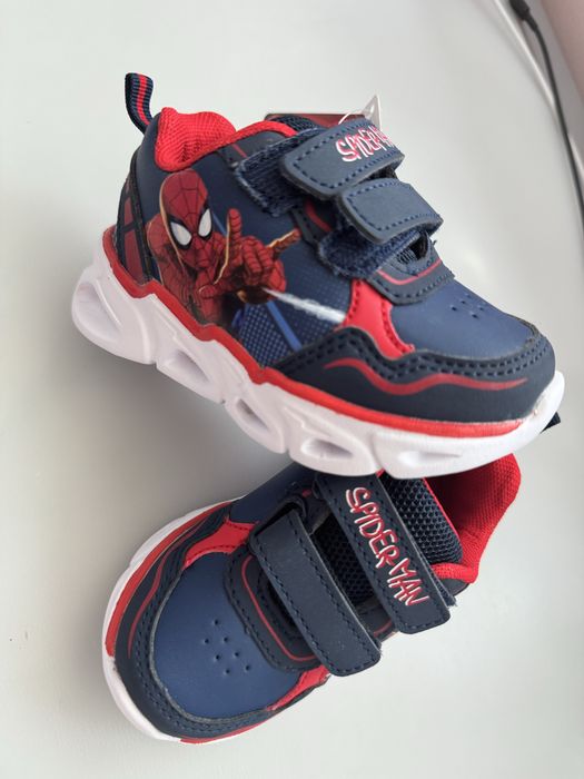 Adidasi cu lumini marimea 21