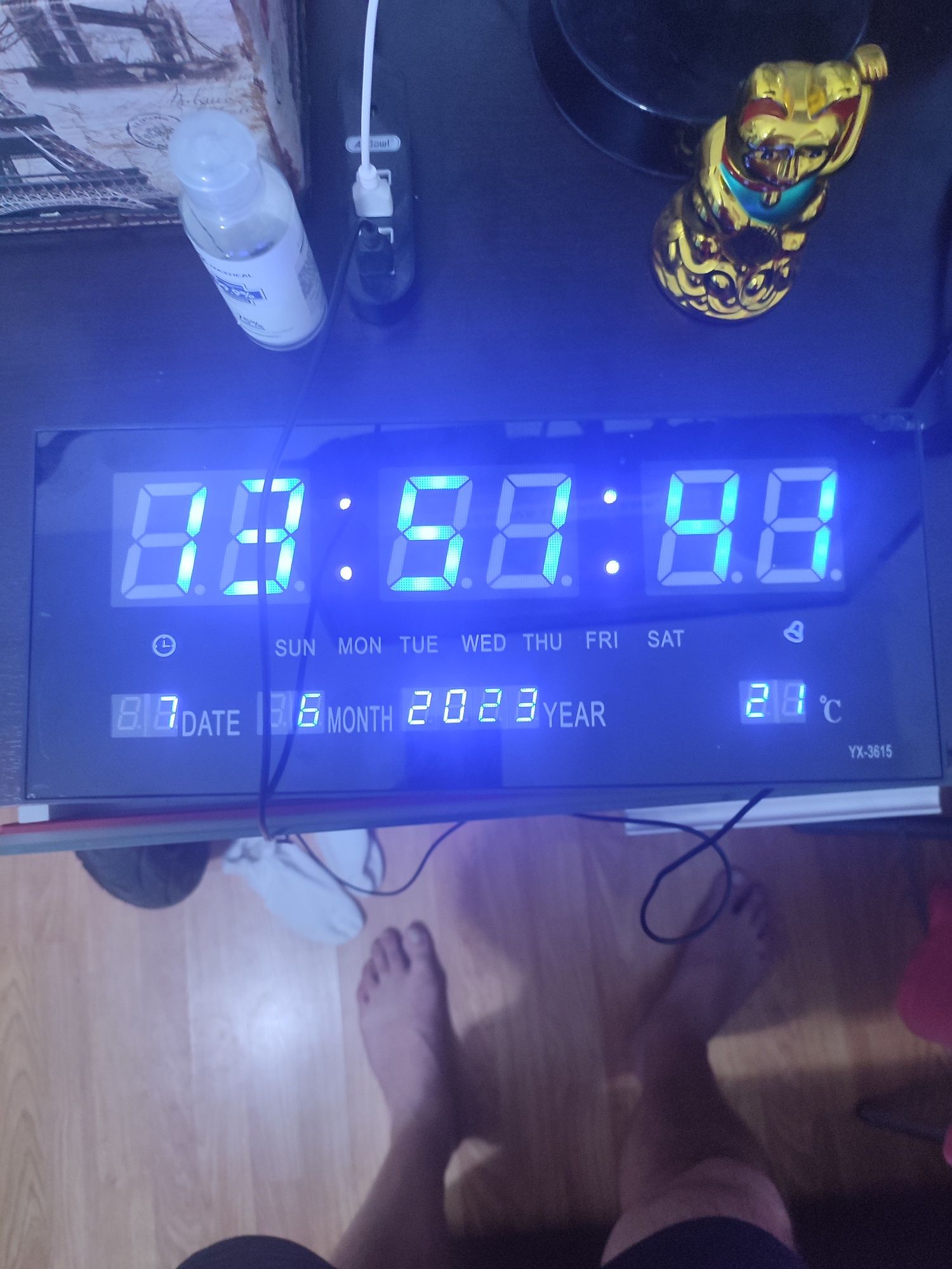 Ceas digital cu alarma dată și temperatura de casa