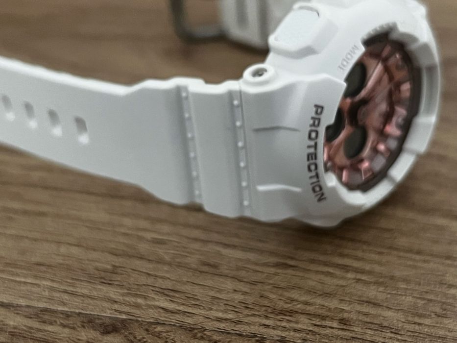 Продавам часовник Casio Baby-G BA-130