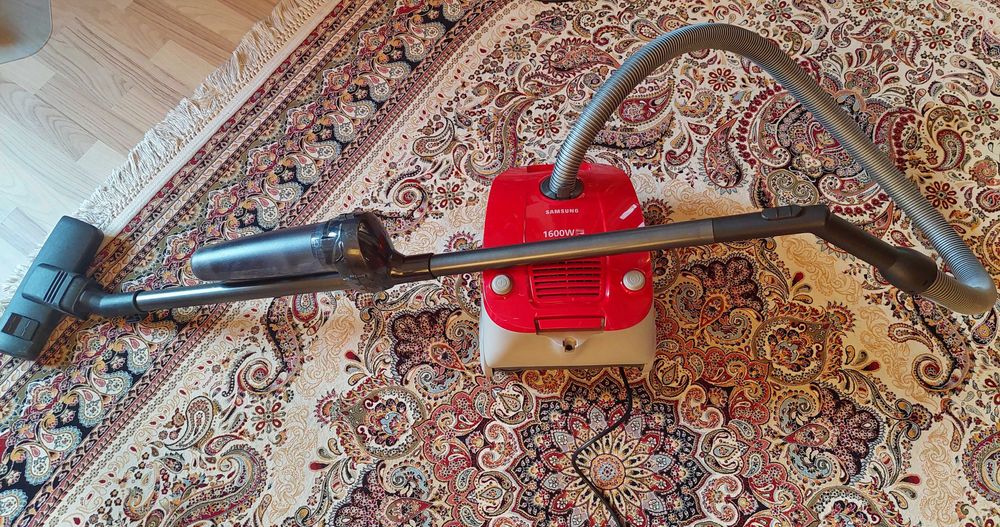 Aspirator puternic 1600 W cu filtru dar si cu sac