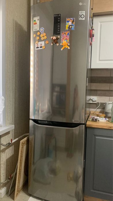 Продам холодильник требуют ремонта