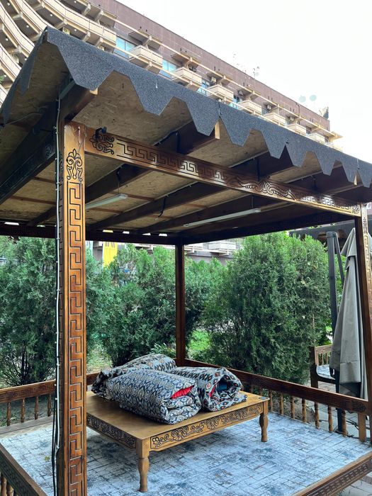 Прлдам топчаны ручной работы из резного дерева.