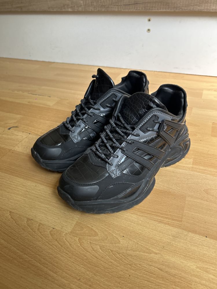 Продавам спортни маратонки Guess BELLUNO