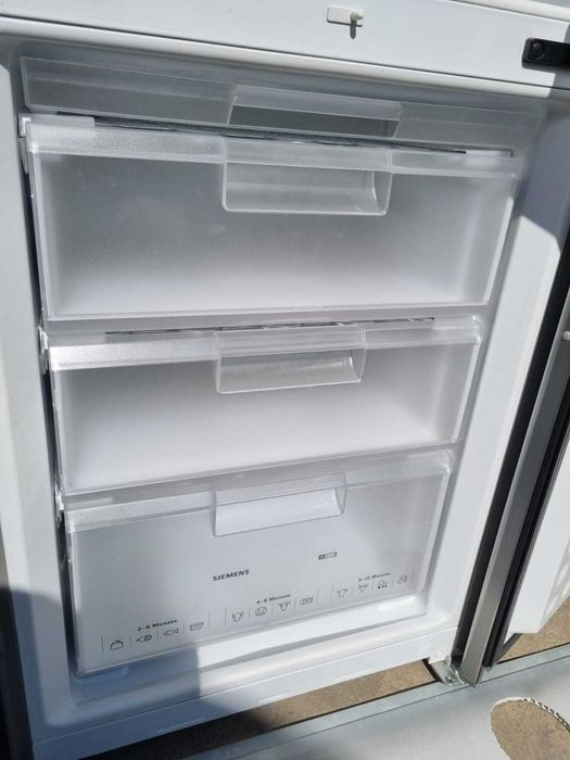 Хладилник с долен фризер Siemens