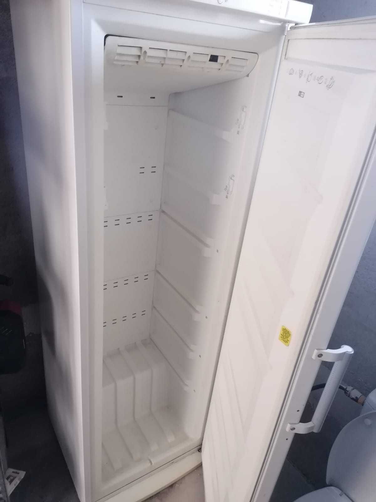 Vând congelator 7 sertare  No frost, h 1,80m