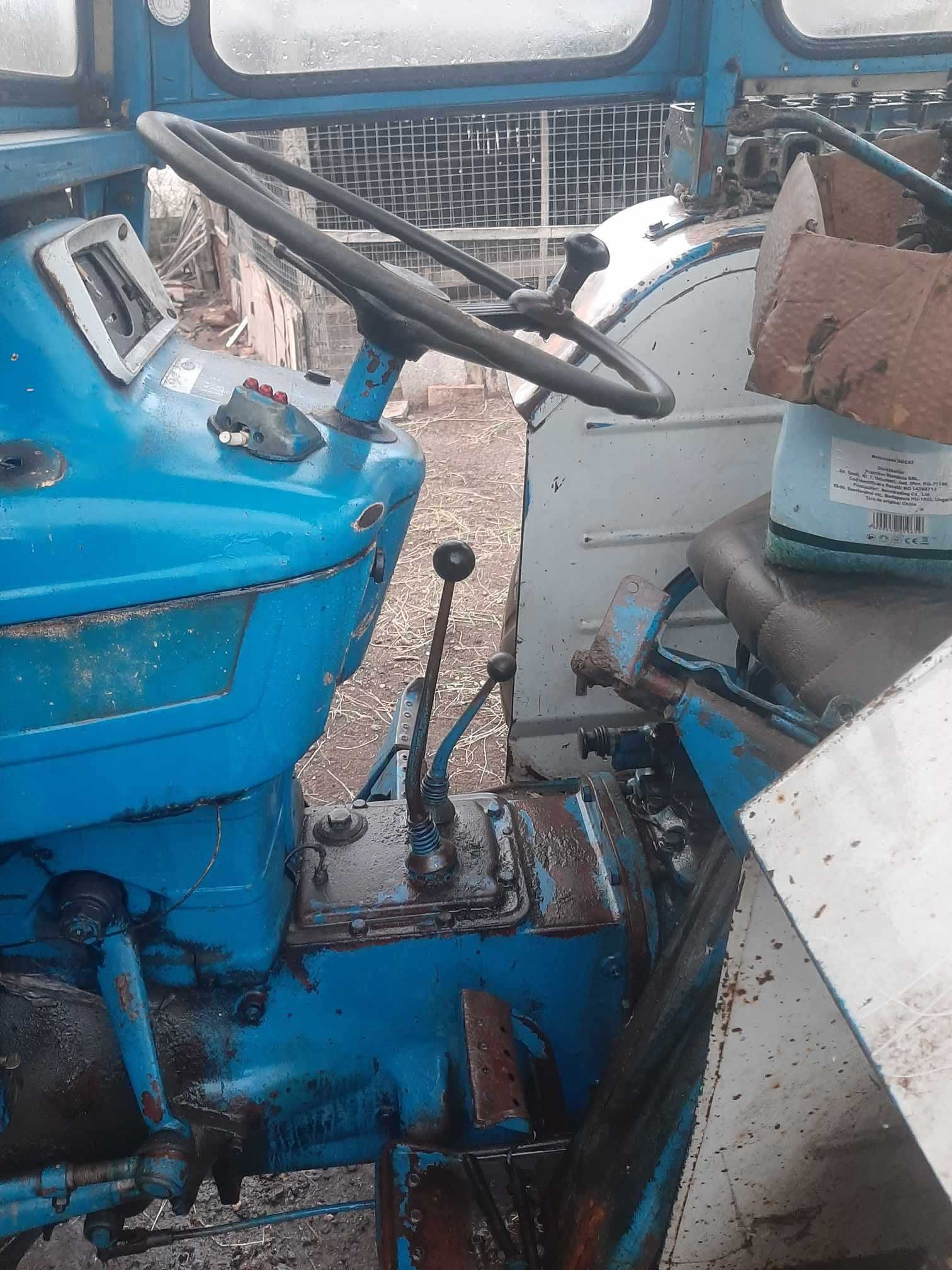 Tractor Ford 2000 cu cabină . Preț fix