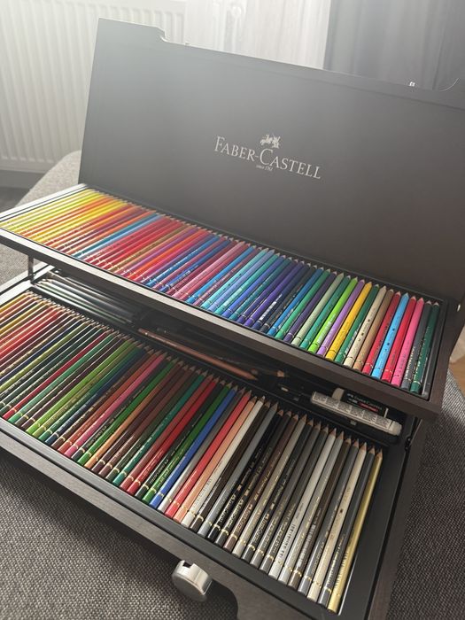 Set 120 creioane colorate polichromos Faber-Castell in cutie de lemn