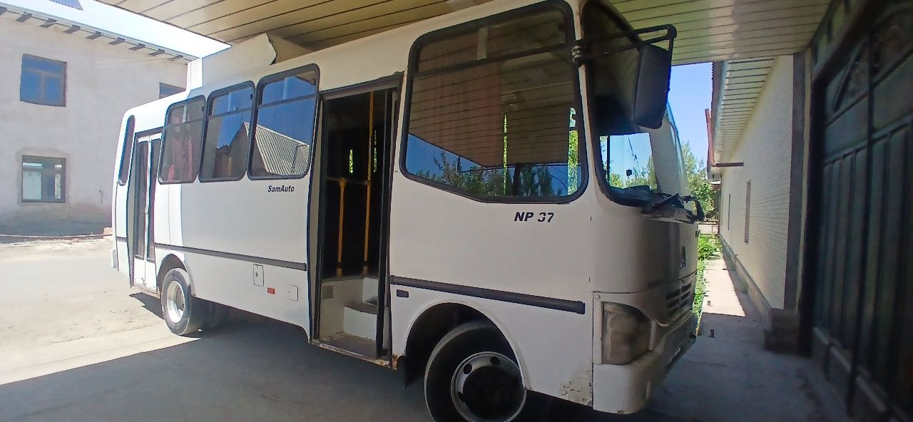 Isuzu avtobus 2013