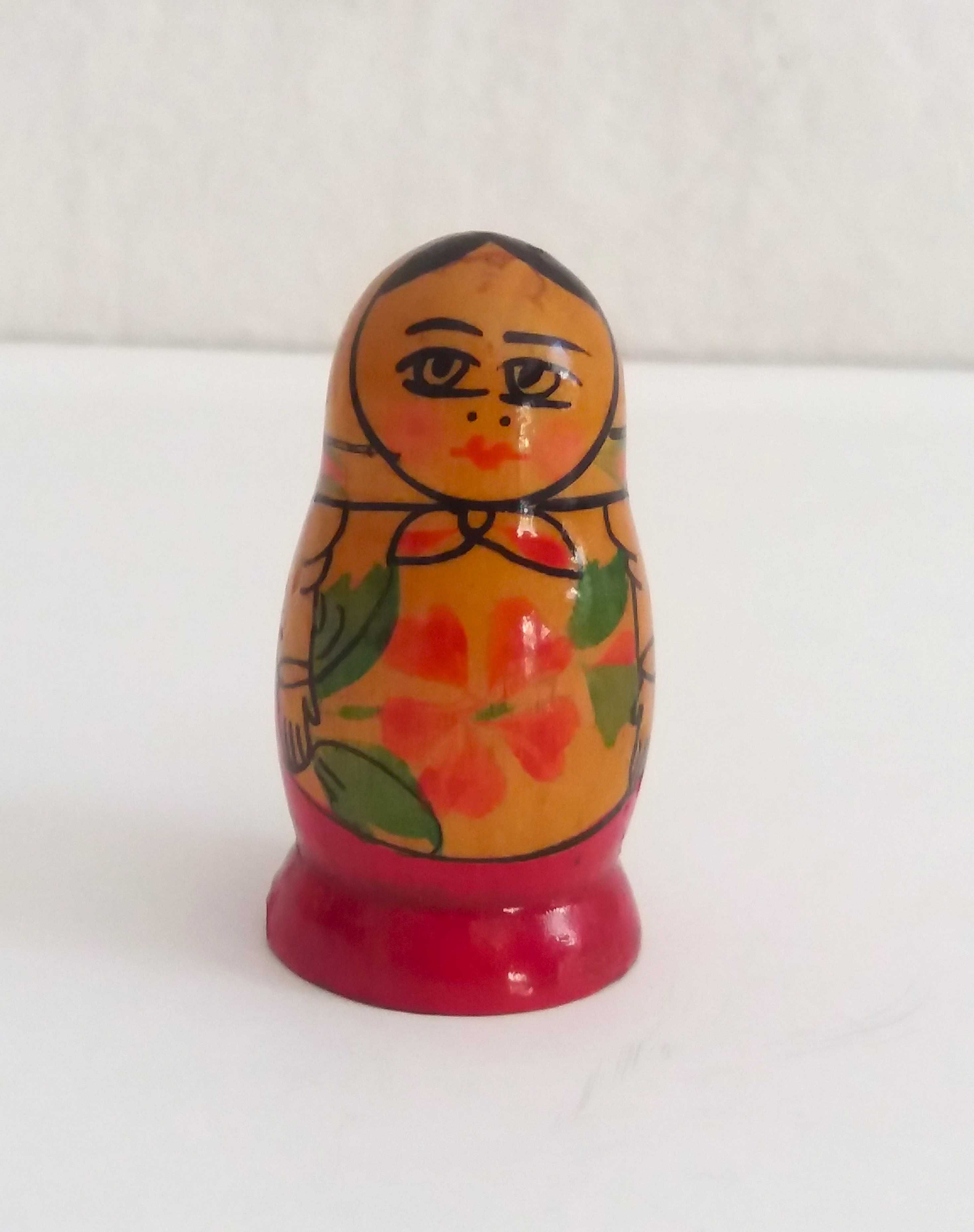 Малка руска дървена кукла