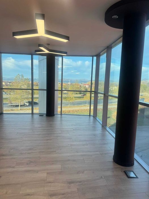 Предлагаме компактен и светъл офис под наем - 36 кв.м