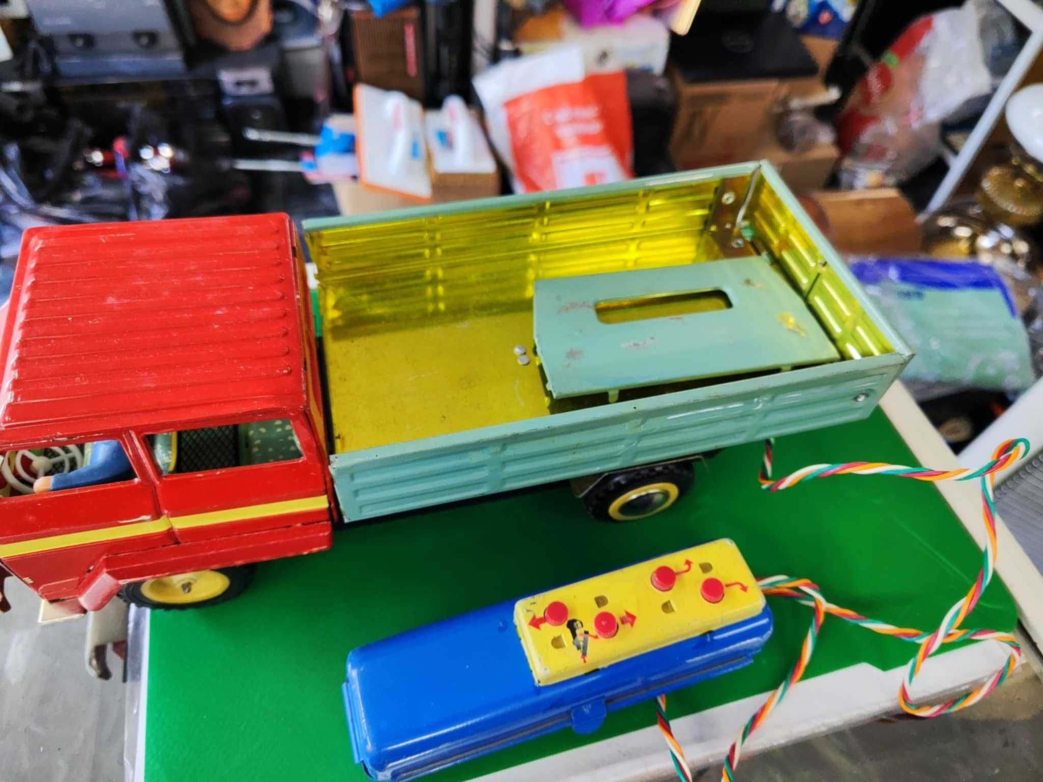 Стара ламаринена играчка камион