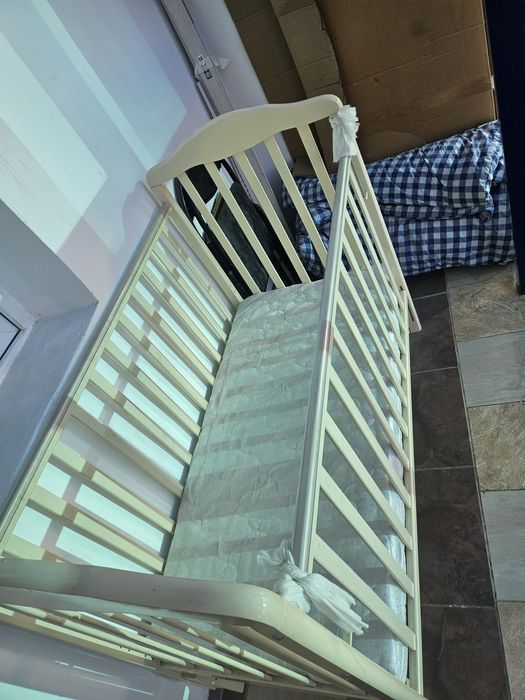 Продам детскую кроватку с матрацом