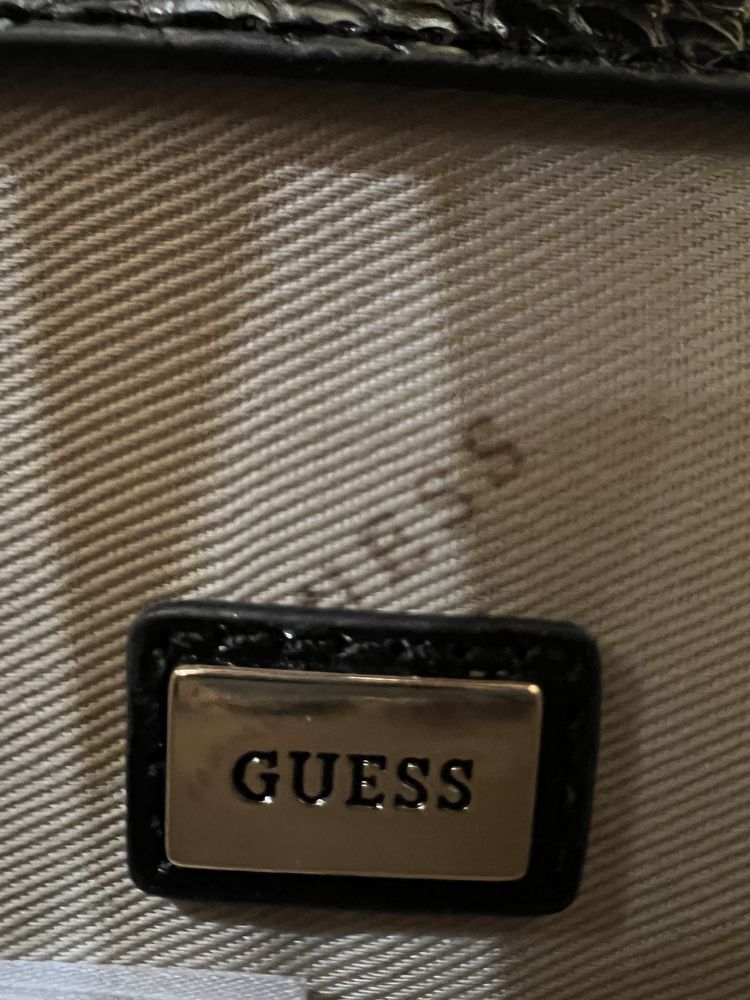 Оригинална чанта на Guess