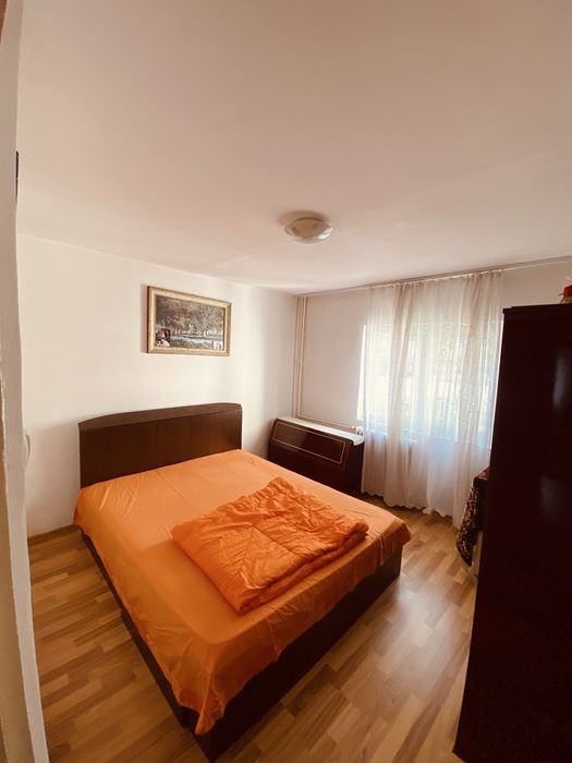 Apartament de vanzare cu 3 camere - Calimanesti Centru-