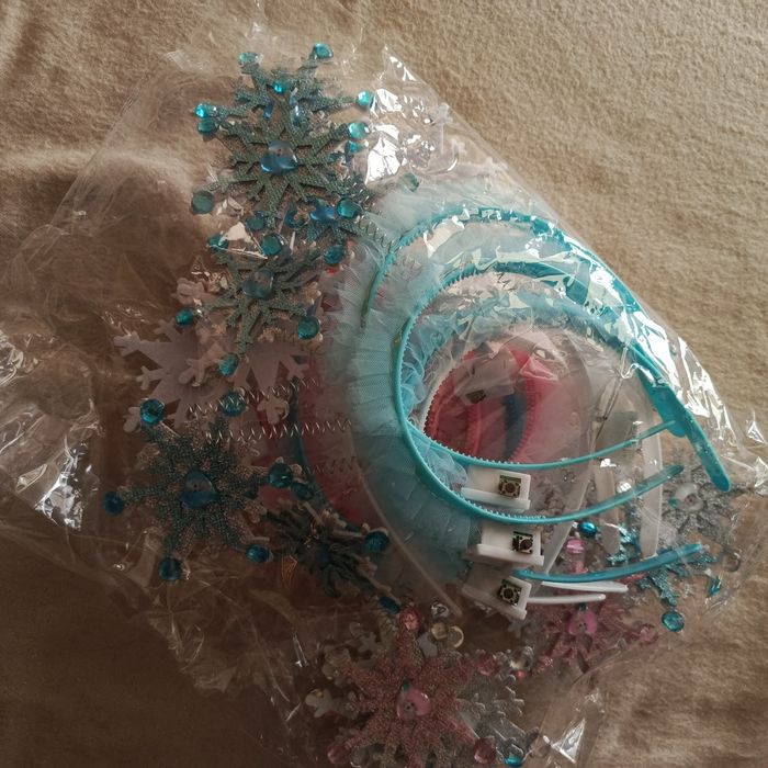 Yangi yilga korona, obodok labubu, kiyik, qor parchali.