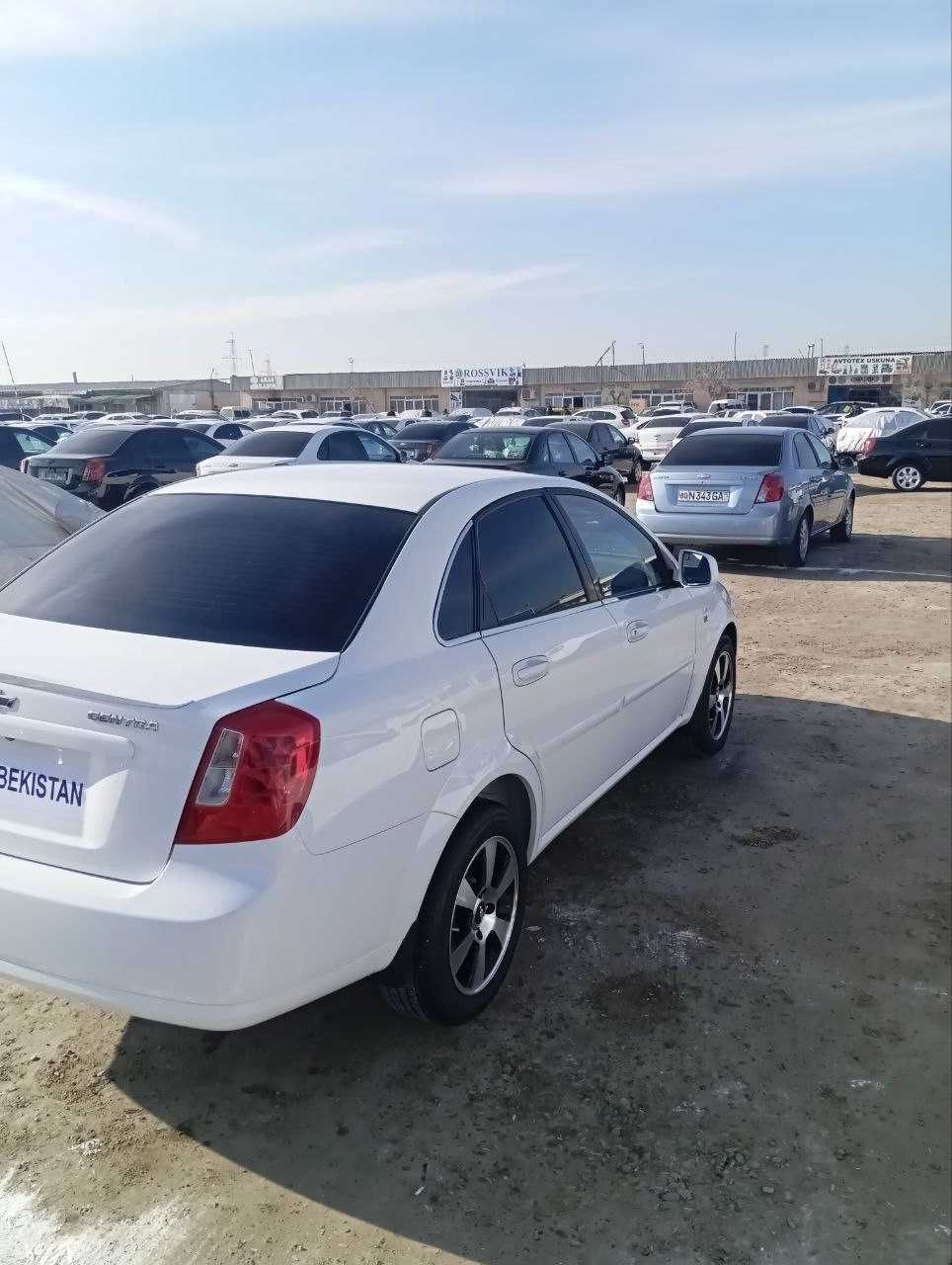 gentra lacetti sotiladi