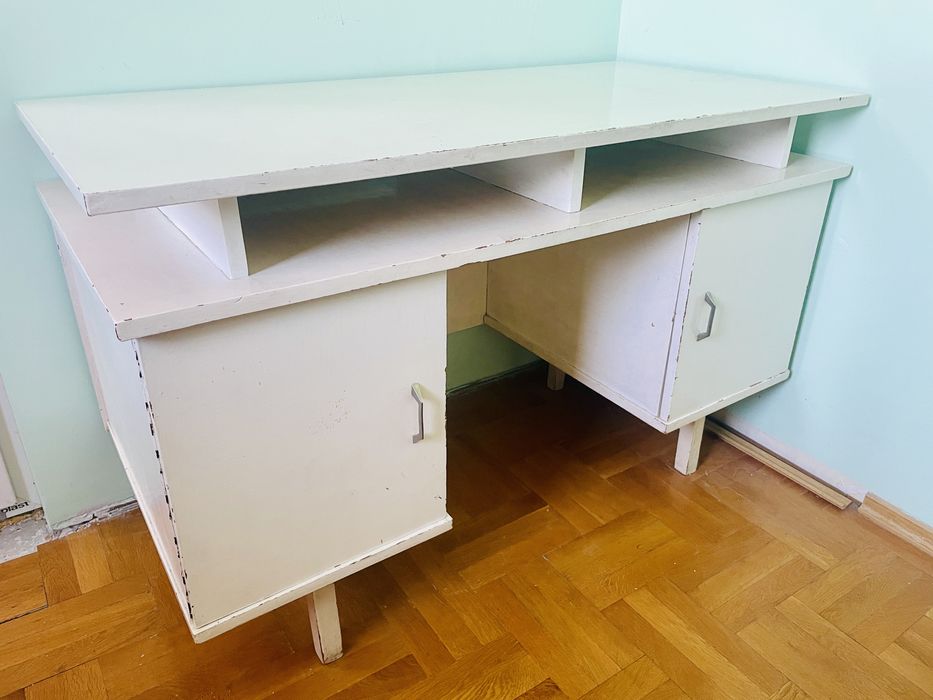 Бяло старинно бюро