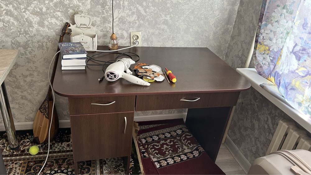 Стол письменный продам в хорошем состоянии!