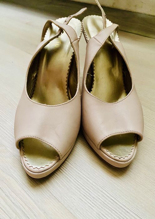 Vând sandale elegante nude