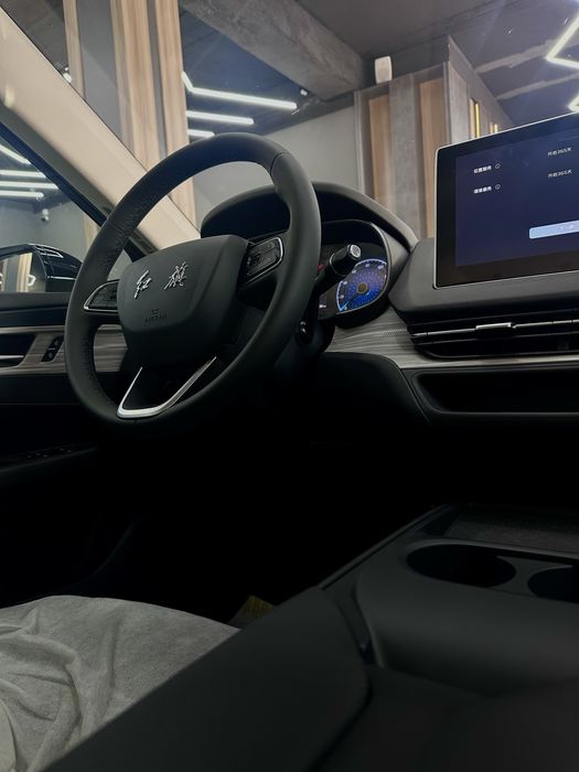 Hongqi E-QM5 Restayling 2026