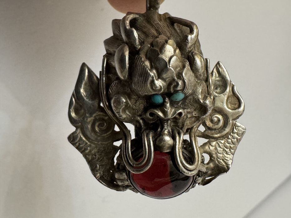 Pandantiv amuleta, dragon. Argint 925 cu lant. Granat si turcoaze