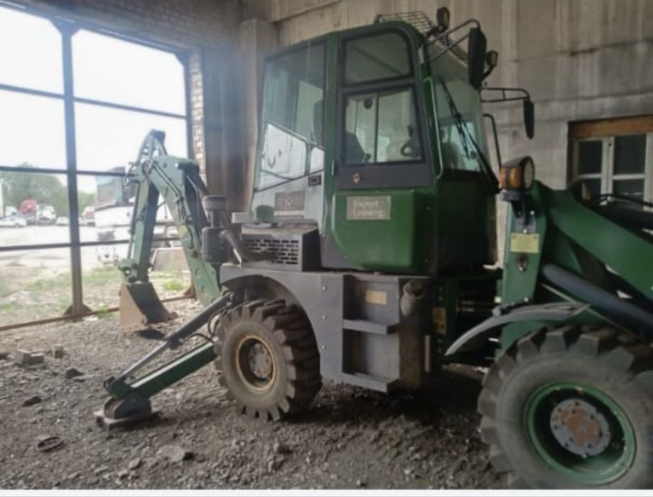 Экскаватор-погрузчик