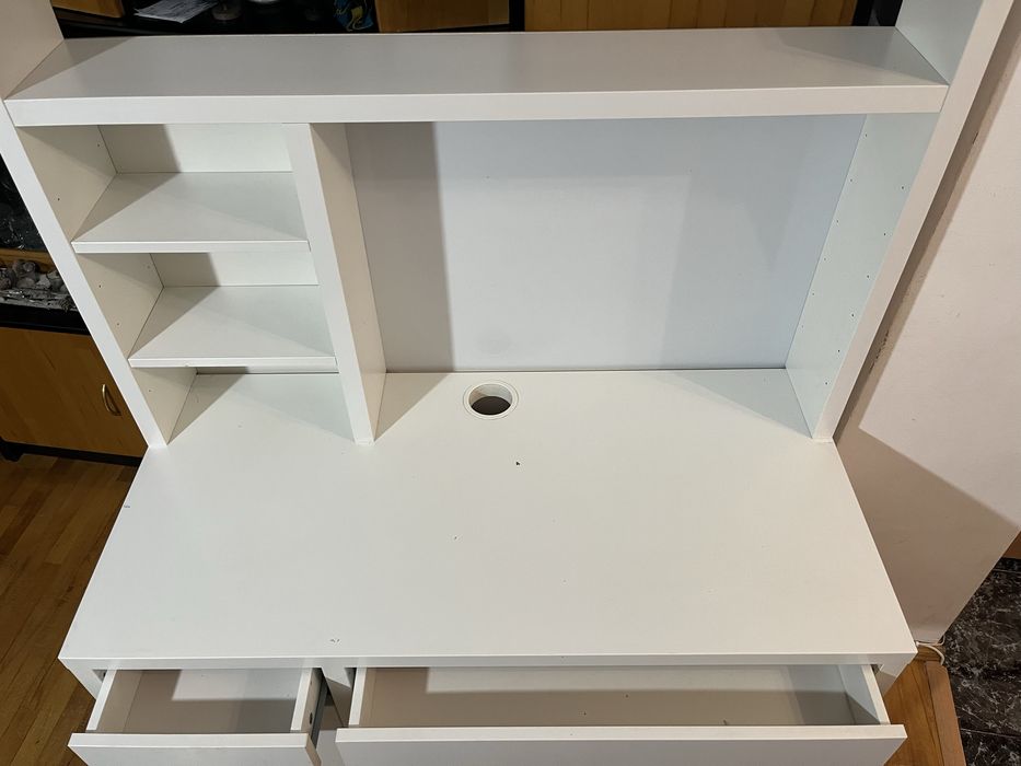 Birou ikea alb cu tabla si etajere