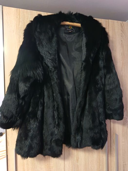 Haină semilungă, din blană de vulpe,  în perfectă stare. Preț 550 RON.