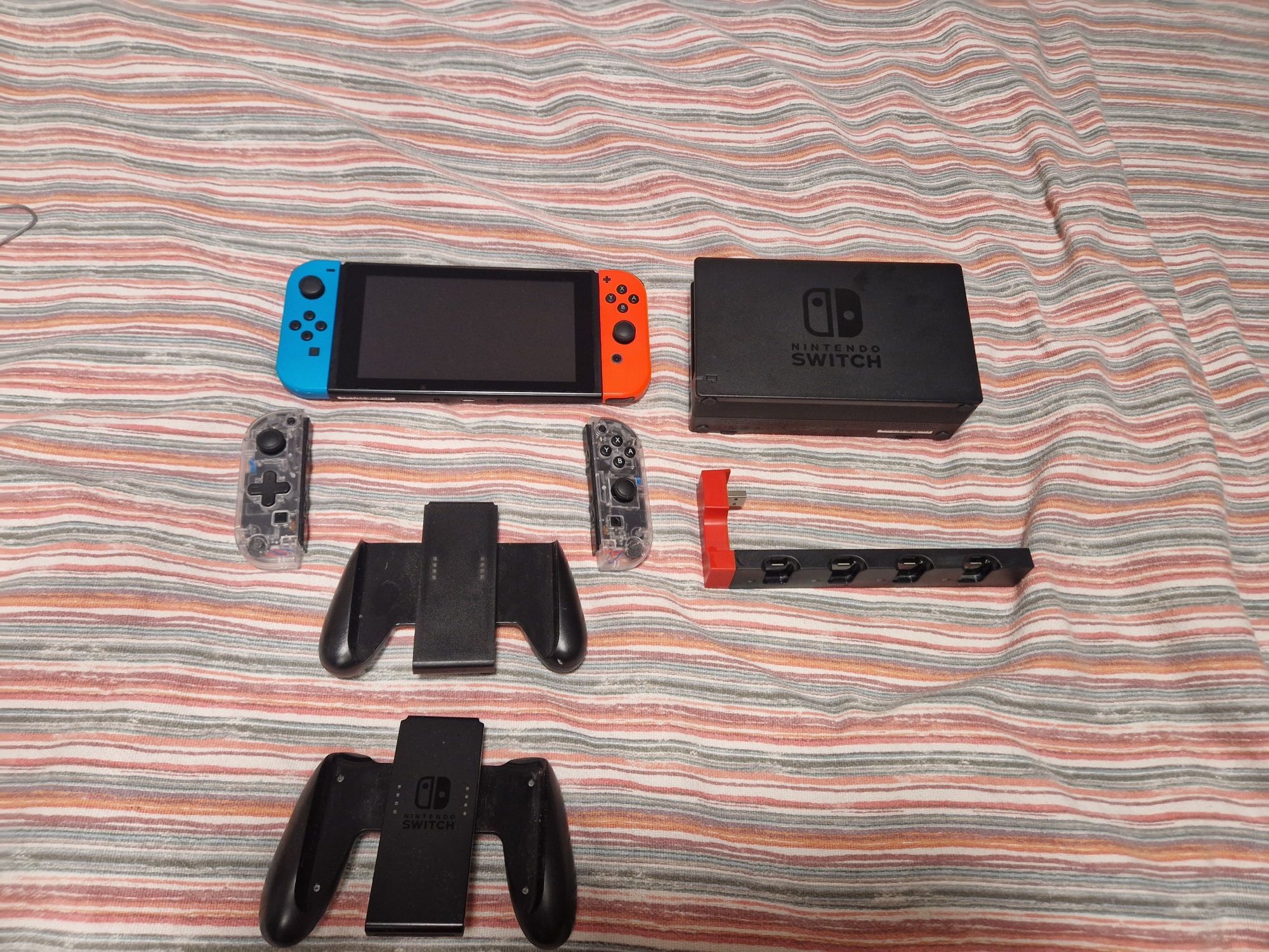 Продавам Nintendo switch с 2 JoyCons