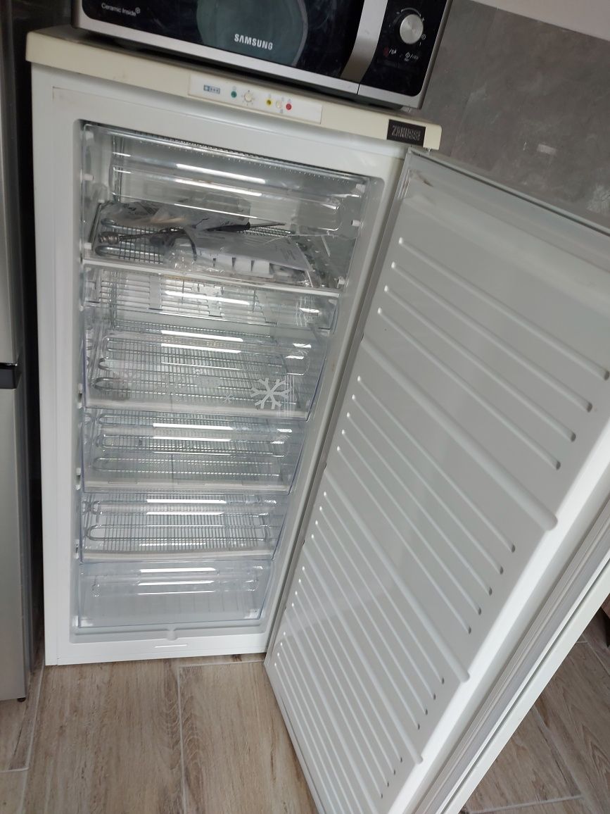 Vând congelator Zanussi cu 5 sertaree
