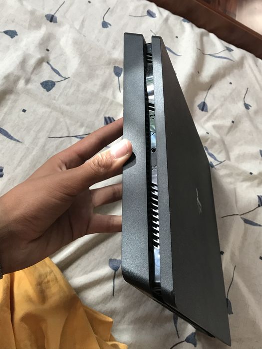 PlayStation4 slim bine întreținut