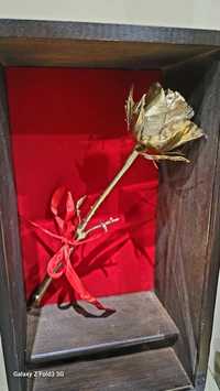 Позлатена роза в кутия