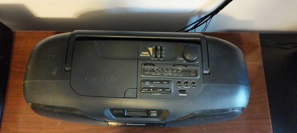 Casetofon panasonic cu CD plus 100 casete