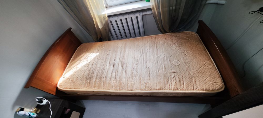 Кровать с матрасом