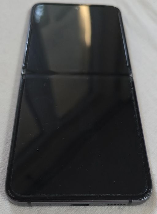 Samsung Galaxy Z flip4 cu pată pe display