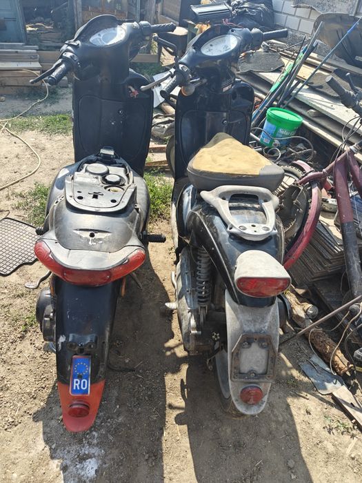 Vând două scutere Aprilia scarabero