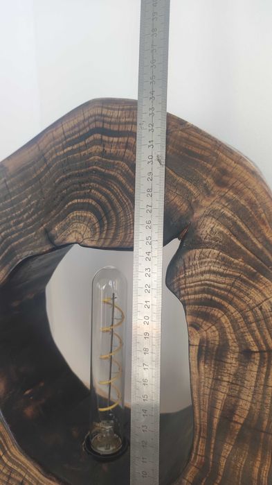 Настолна лампа от масивно дърво