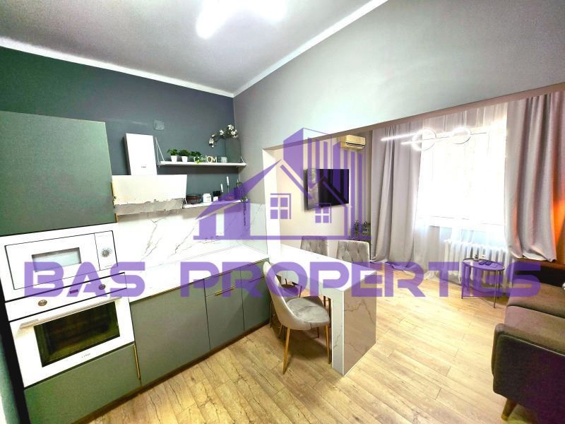 Продава се Тристаен апартамент в София, Център - 68 кв.м за 4044 €/кв.м - Снимка #3
