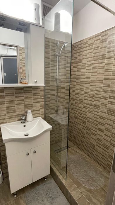 Închiriez garsoniera