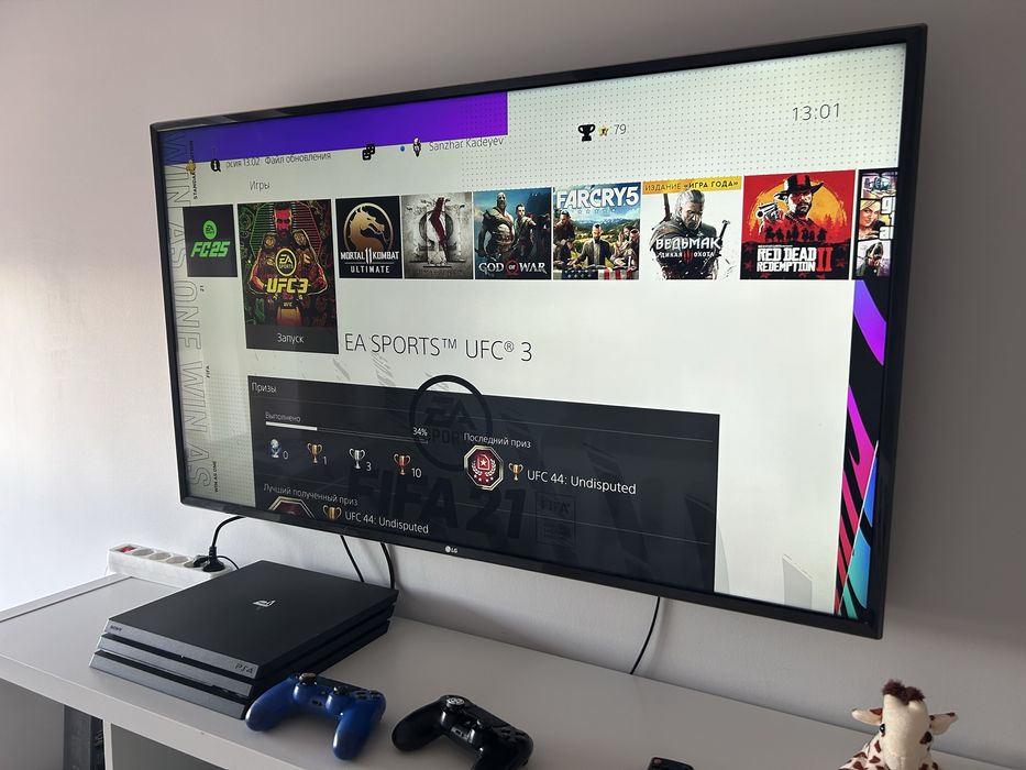 Продам SONY Playstation PS4 PRO 1TB
