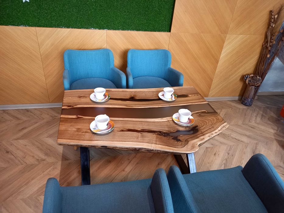 Масивна  маса от епоксидна смола и орех