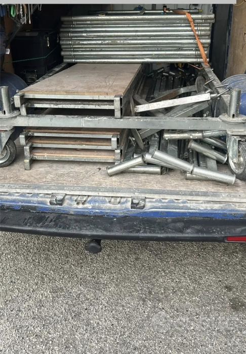 Schele metalice pe roți mobile..