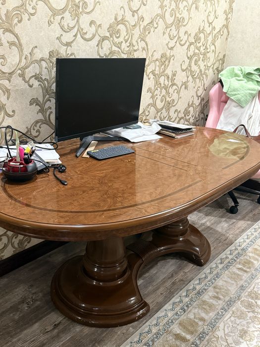 Стол большой коричневый