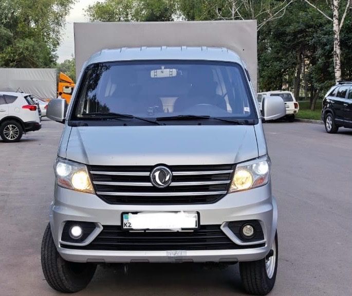 Грузовик DongFeng (по размеру как Газель)