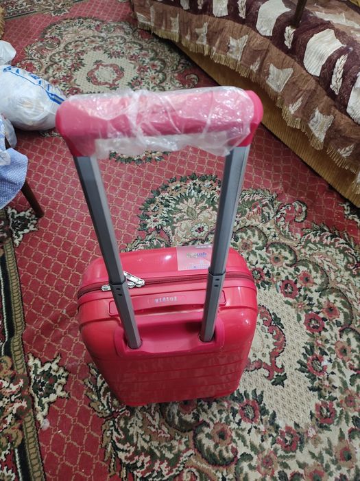 Продаётся  новый чемодан.