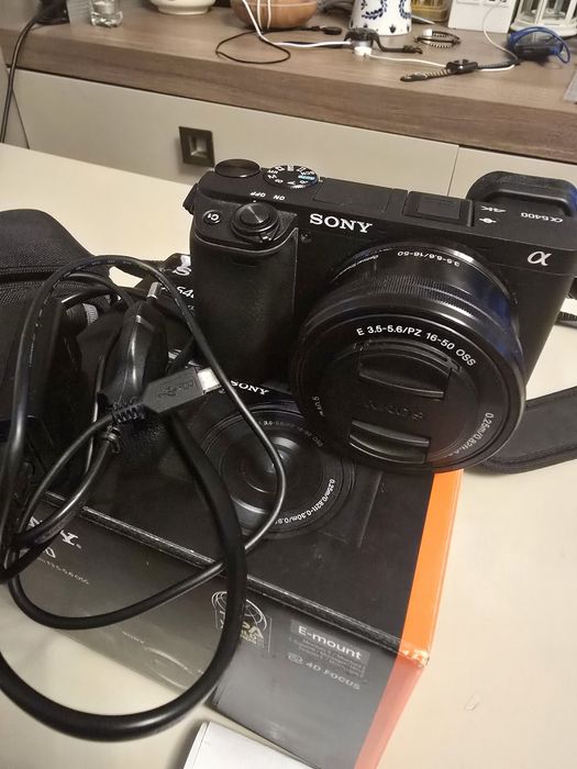 Vând Sony a6400 garanție 1 an + card 256 si geanta