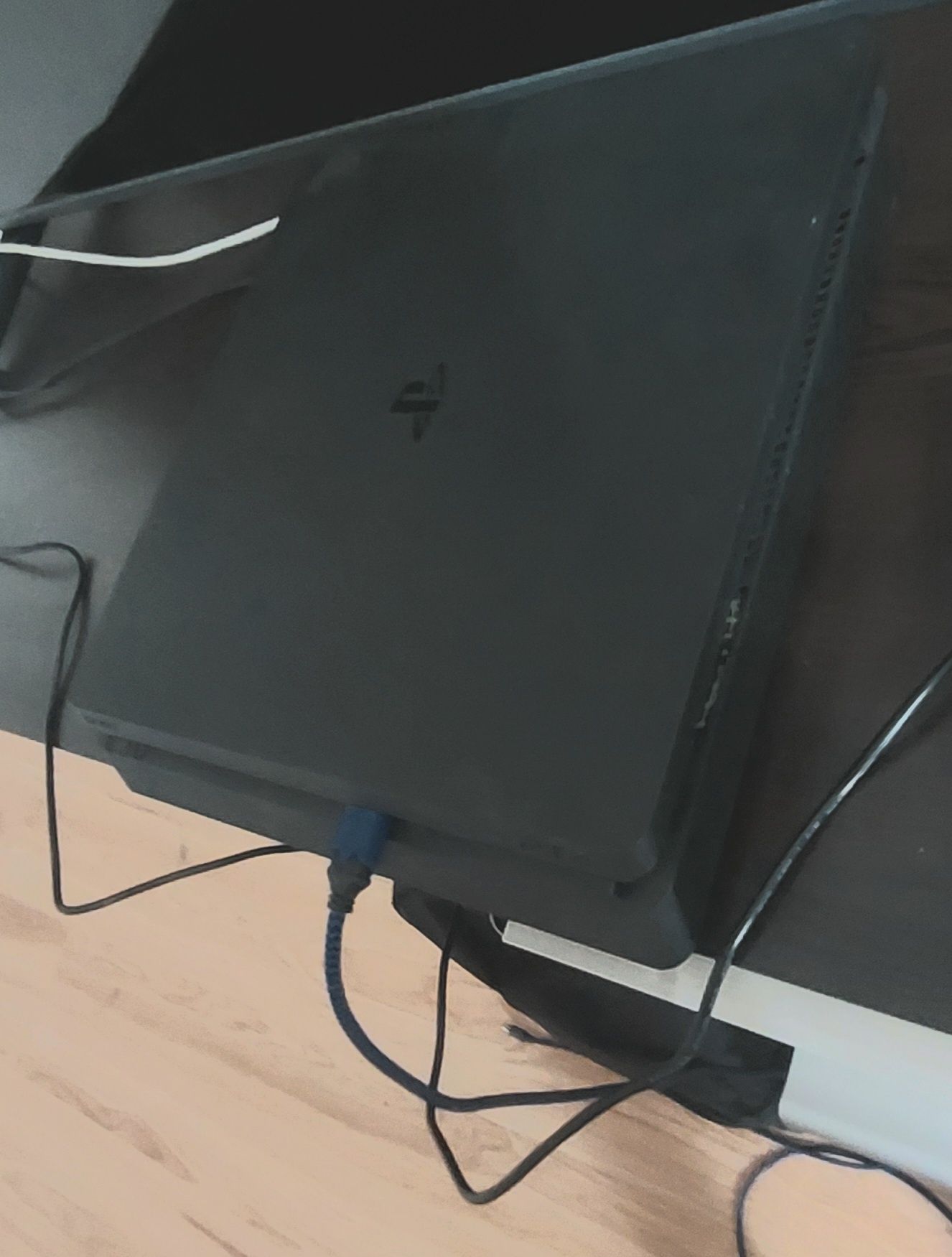 Playstation 4 Мега запазен в комплект с мишката и клавиатура и gta 5